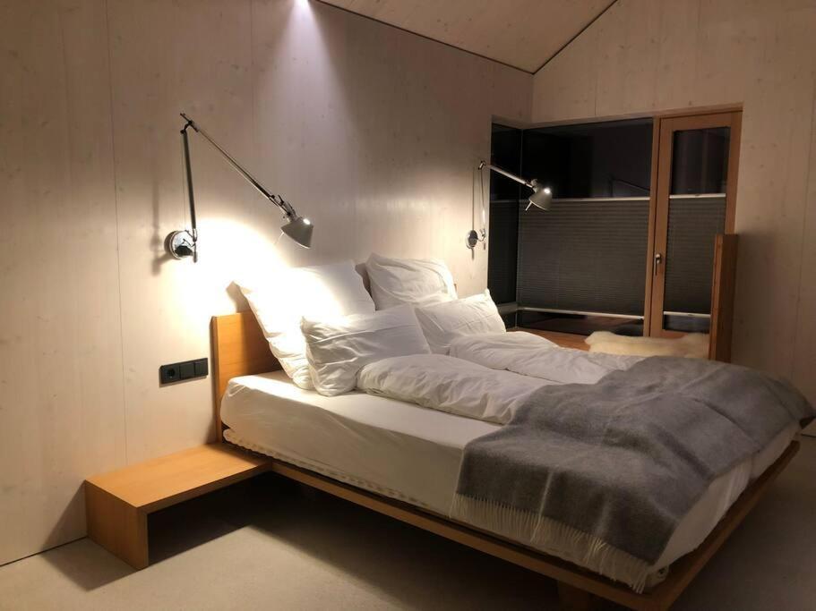 Urban Alpine Penthouse With Lake View Maurach  Exterior photo