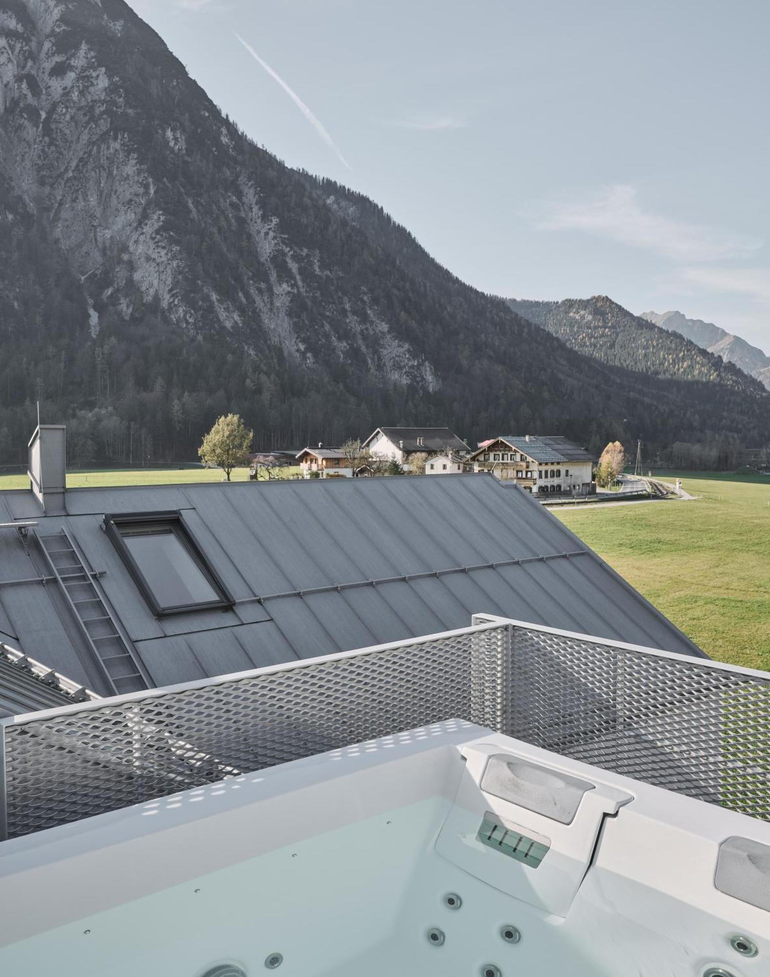 Urban Alpine Penthouse With Lake View Maurach  Exterior photo